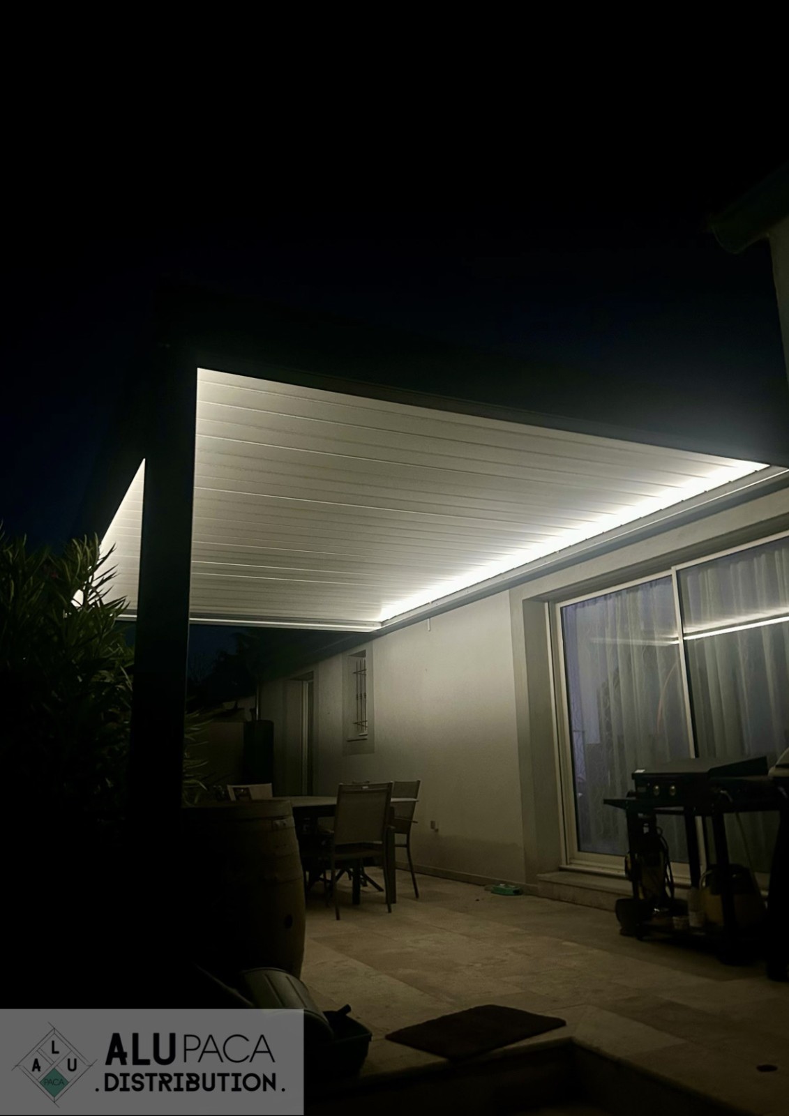 Pergola bioclimatique avec LED intégrés 
