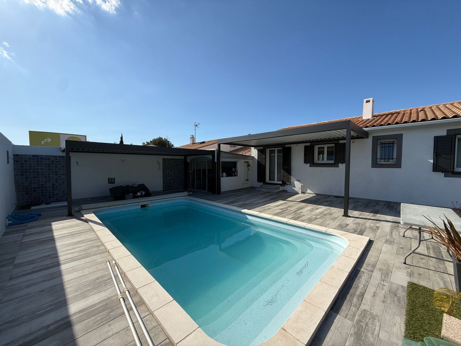Installation de deux pergola bioclimatique dans une maison à Martigues
