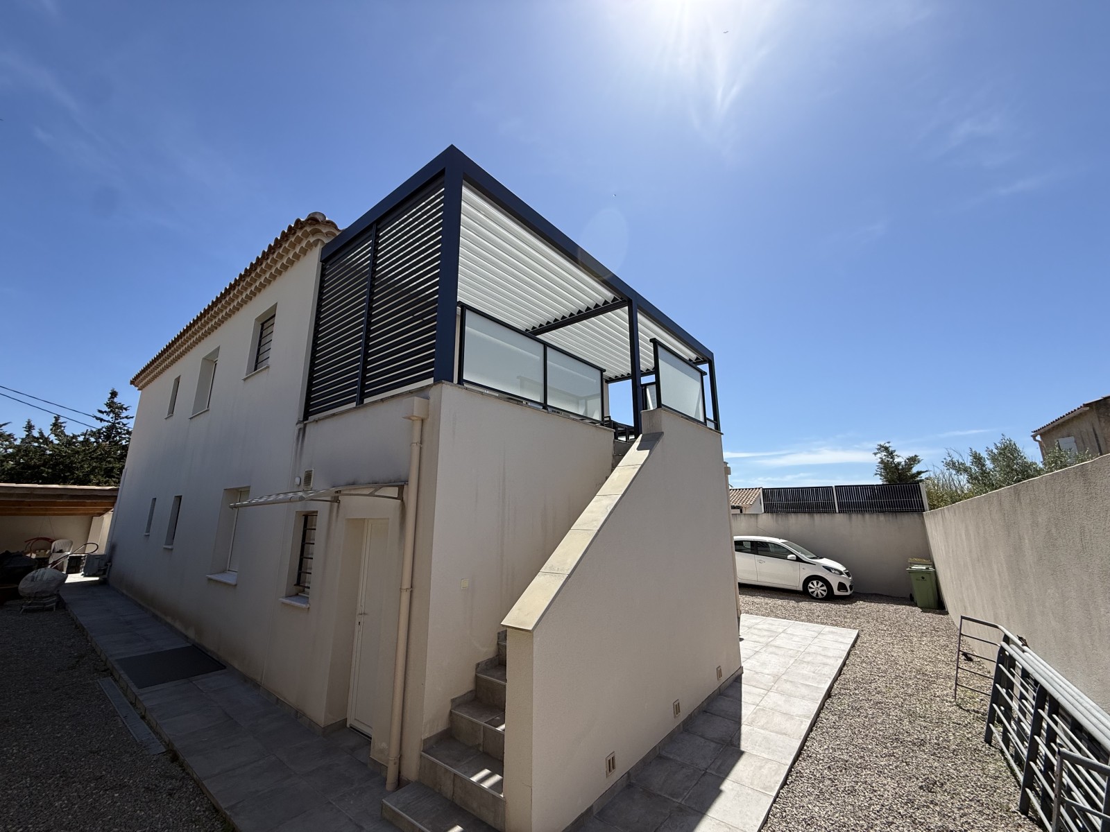 Installation d’une pergola bioclimatique