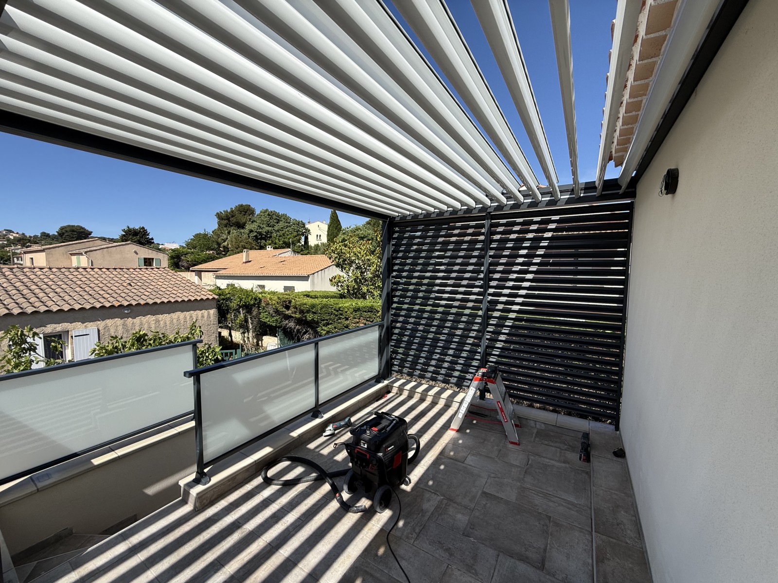 Installation d’une pergola bioclimatique