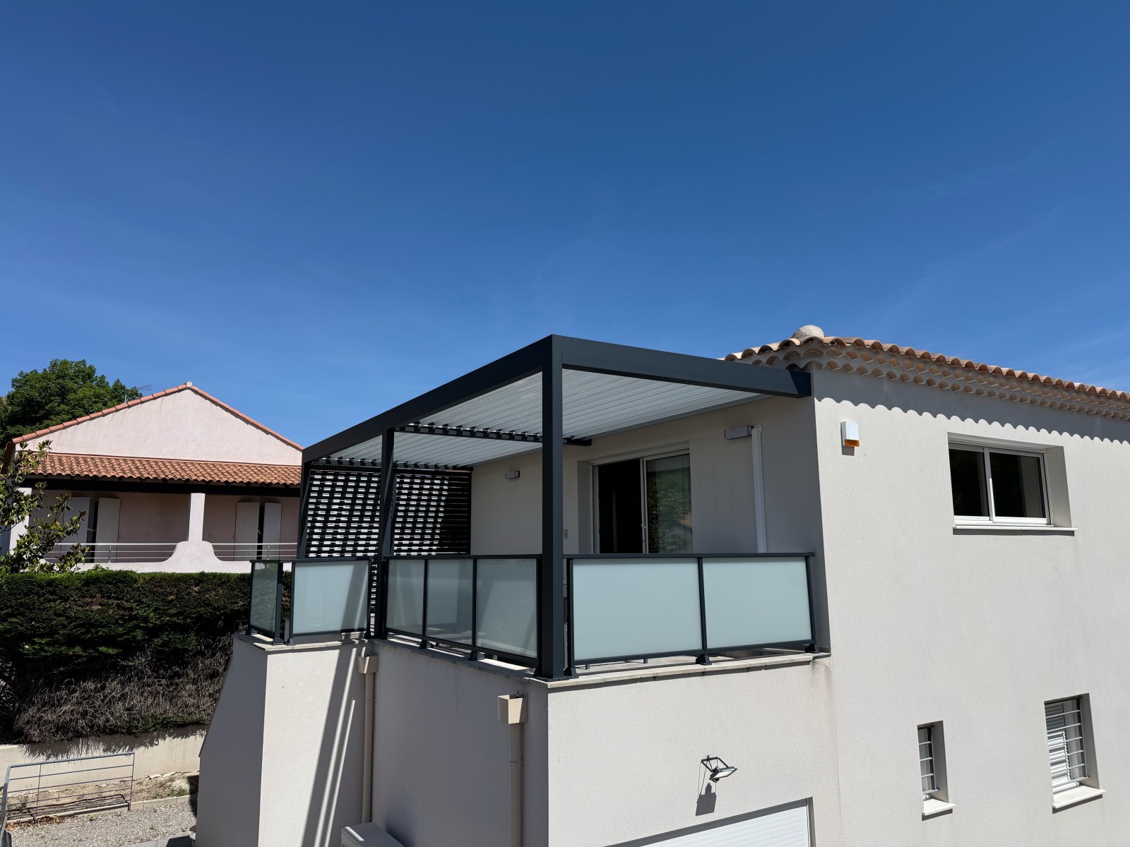 Installation d’une pergola bioclimatique