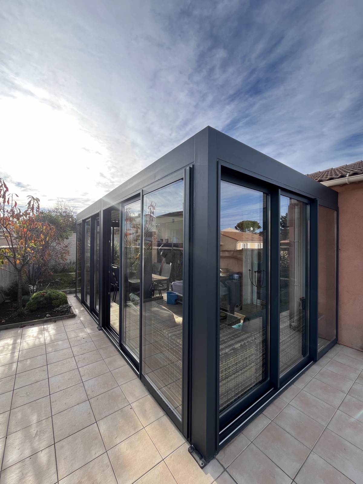 Installation d’une pergola bioclimatique avec fermetures coulissantes en aluminium 3 vantaux à Châteauneuf-les-Martigues