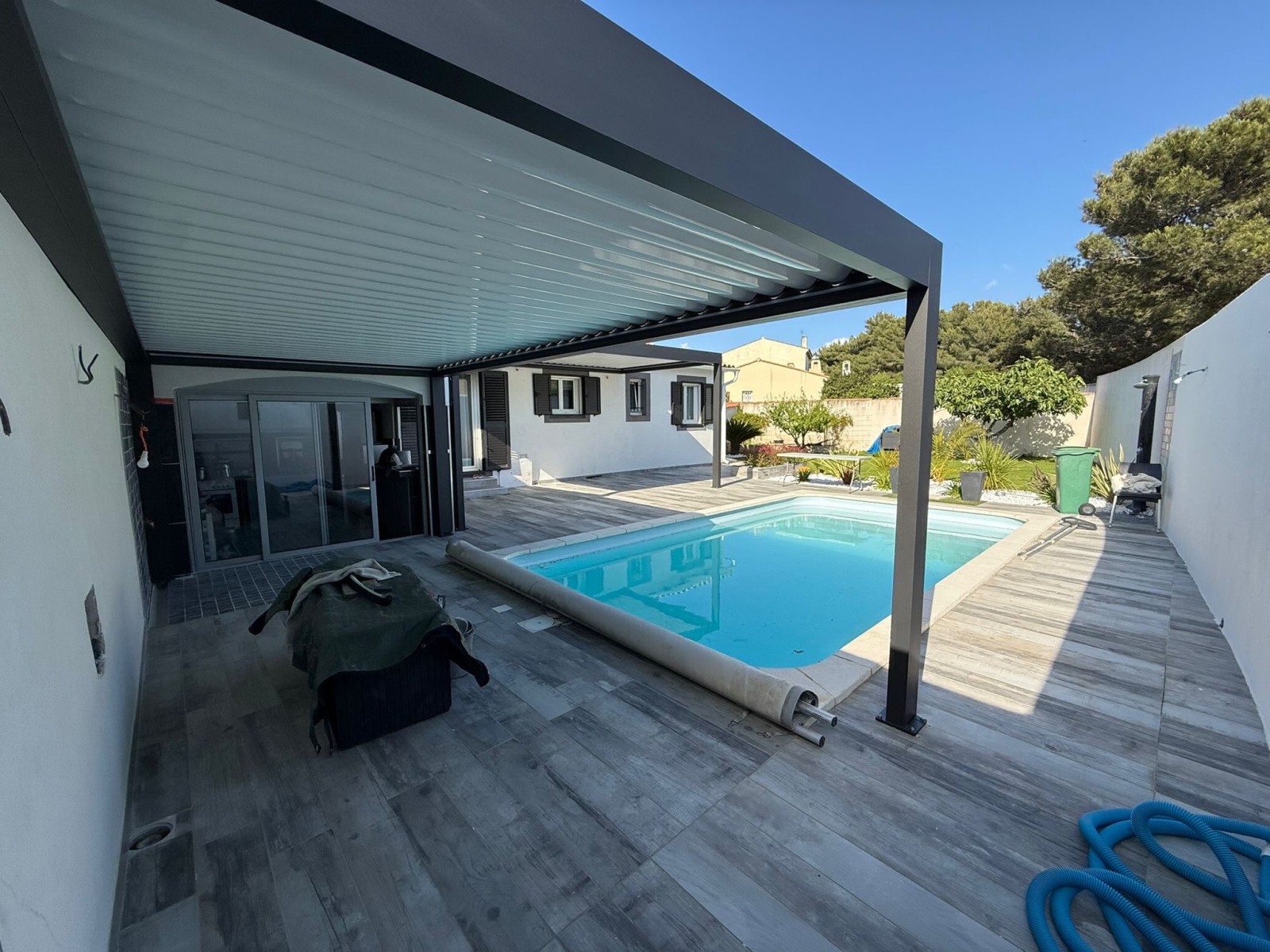 Installation de deux pergola bioclimatique dans une maison à Martigues