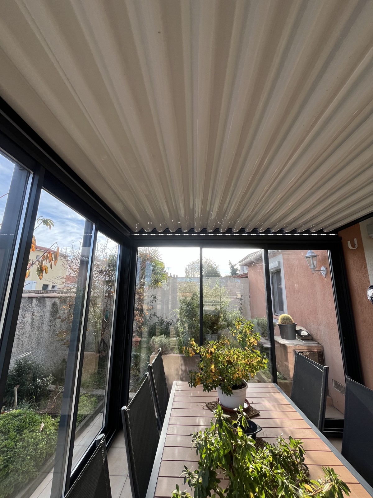 Installation d’une pergola bioclimatique avec fermetures coulissantes en aluminium 3 vantaux à Châteauneuf-les-Martigues