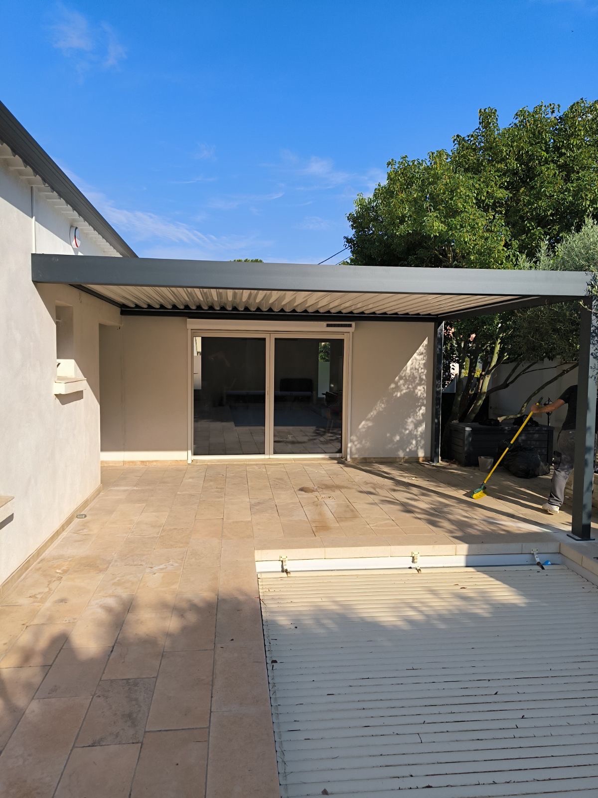Installation d’une pergola bioclimatique à Istres