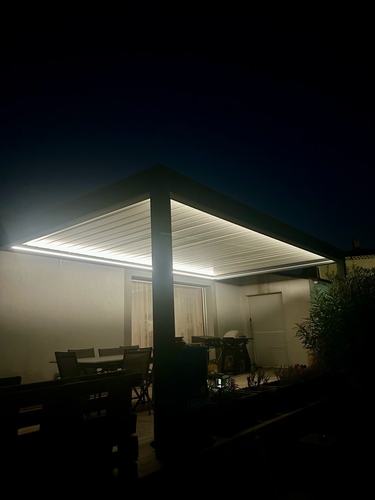 Pergola bioclimatique avec LED intégrés 