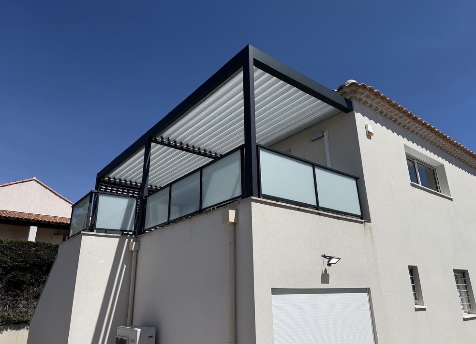 pose d’une double pergola bioclimatique 