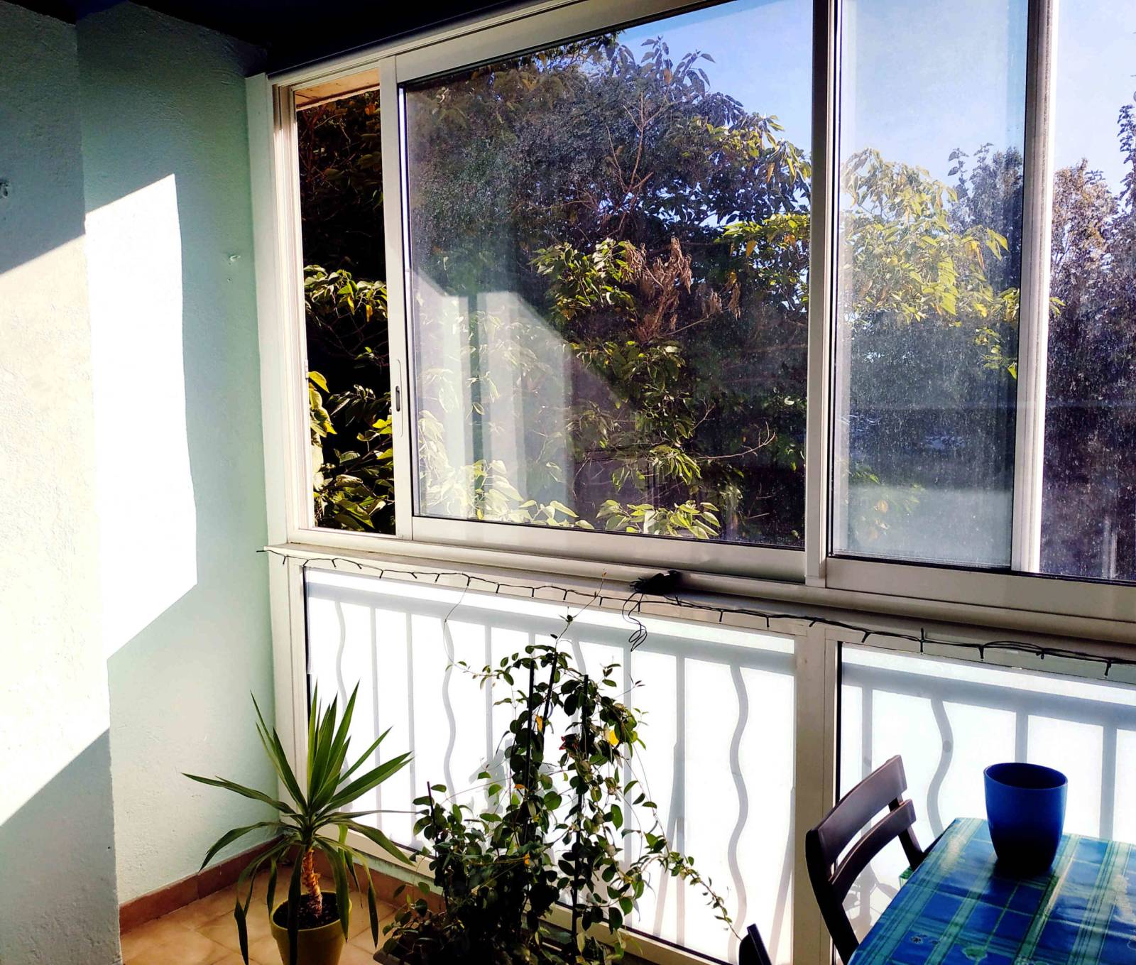 Installation d'une véranda en aluminium pour fermer le balcon d'un appartement dans une résidence de Martigues