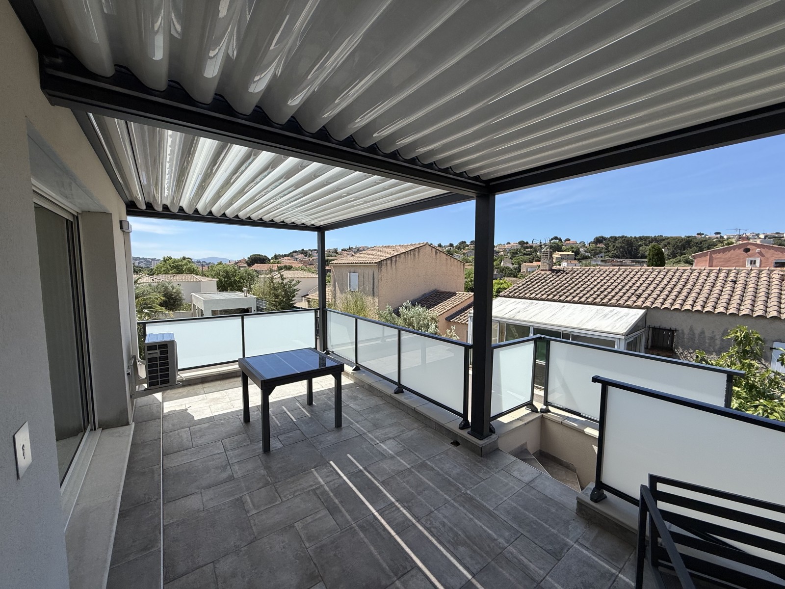 Installation d’une pergola bioclimatique