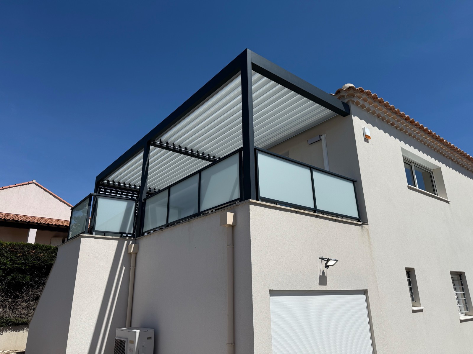 Installation d’une pergola bioclimatique