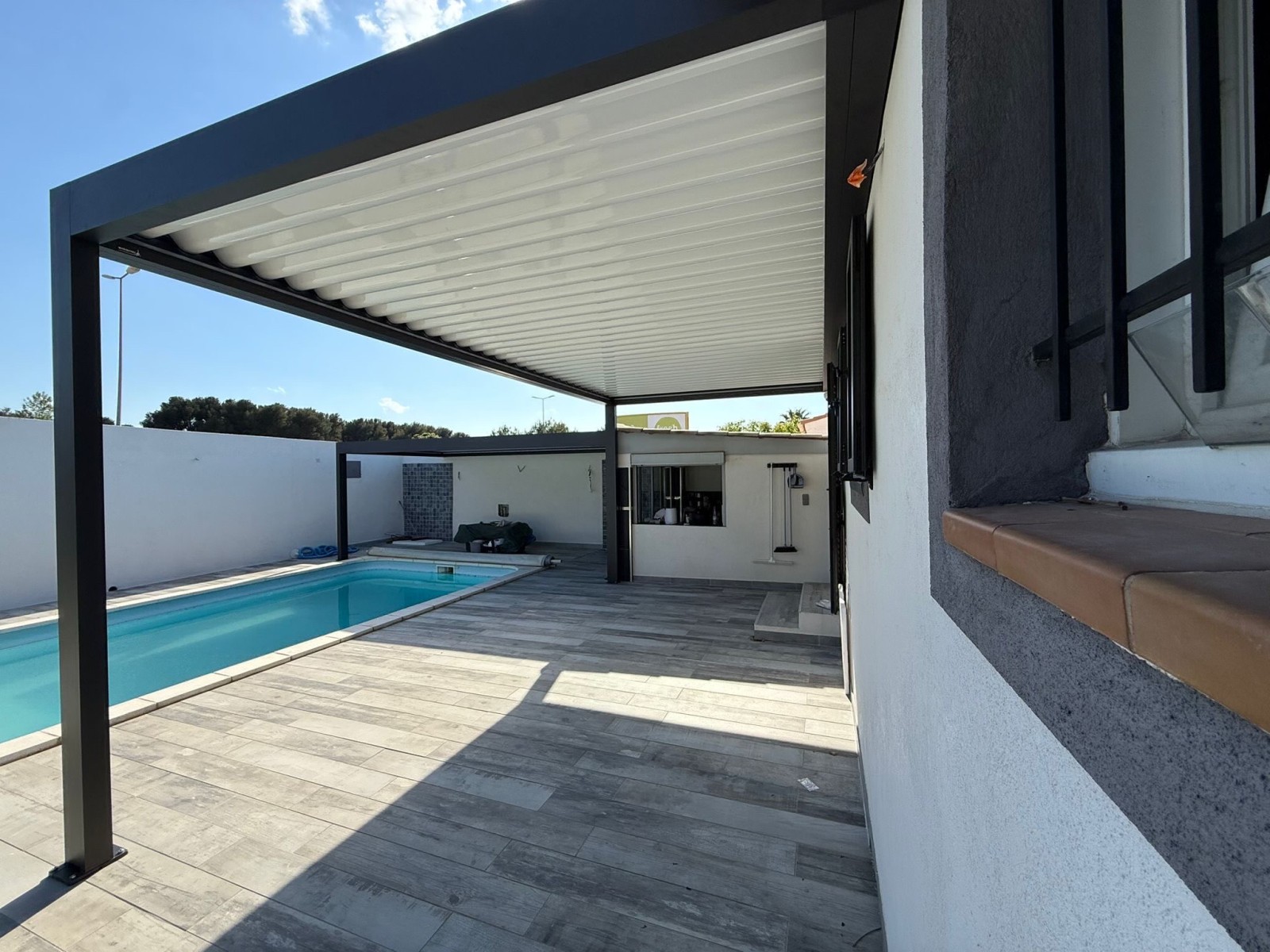 Installation de deux pergola bioclimatique dans une maison à Martigues