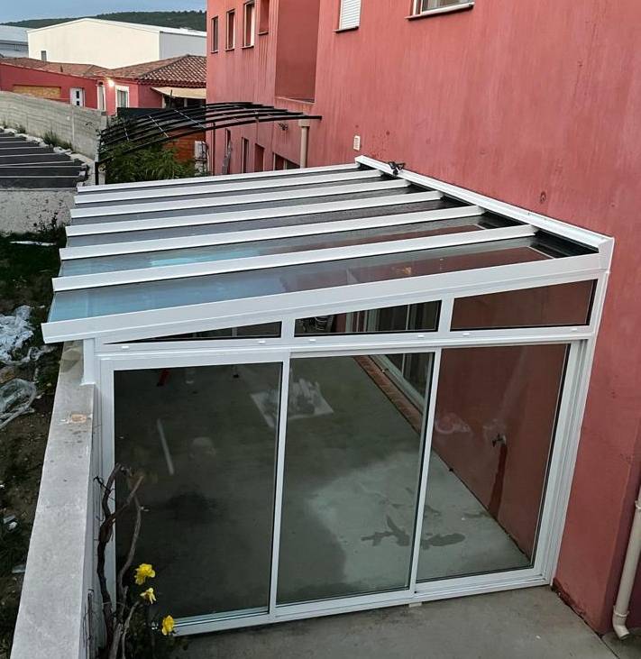 Conception et installation d'une véranda en alu sur mesure dans une villa à Martigues