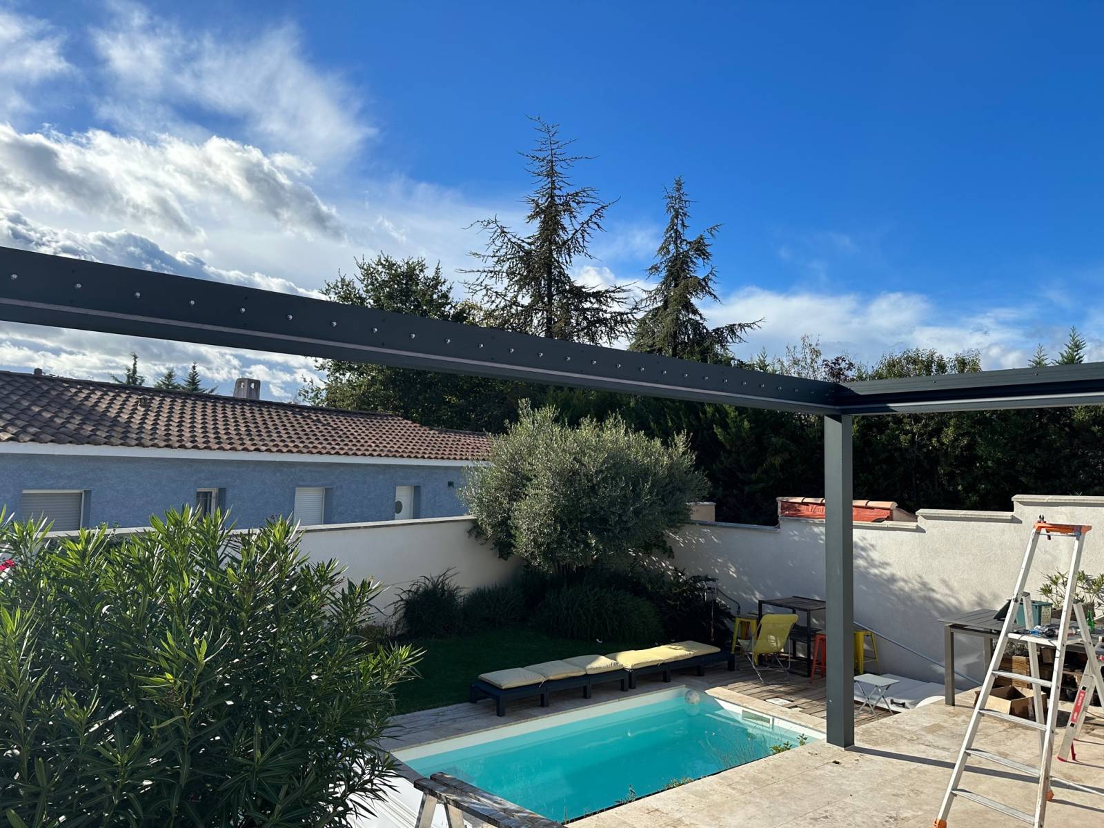 Installation d'une pergola bioclimatique sur mesure à lames blanches avec motorisation Somfy à Sausset les Pins