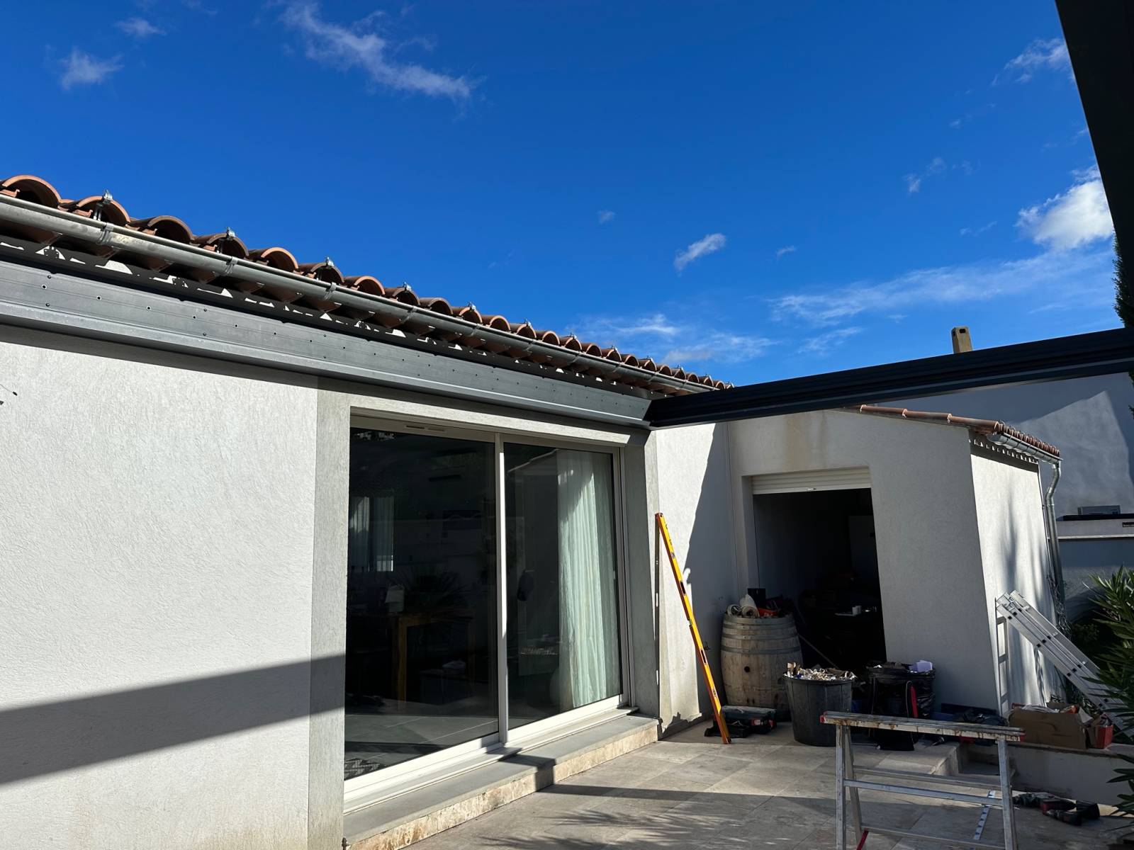 Installation d'une pergola bioclimatique sur mesure à lames blanches avec motorisation Somfy à Sausset les Pins