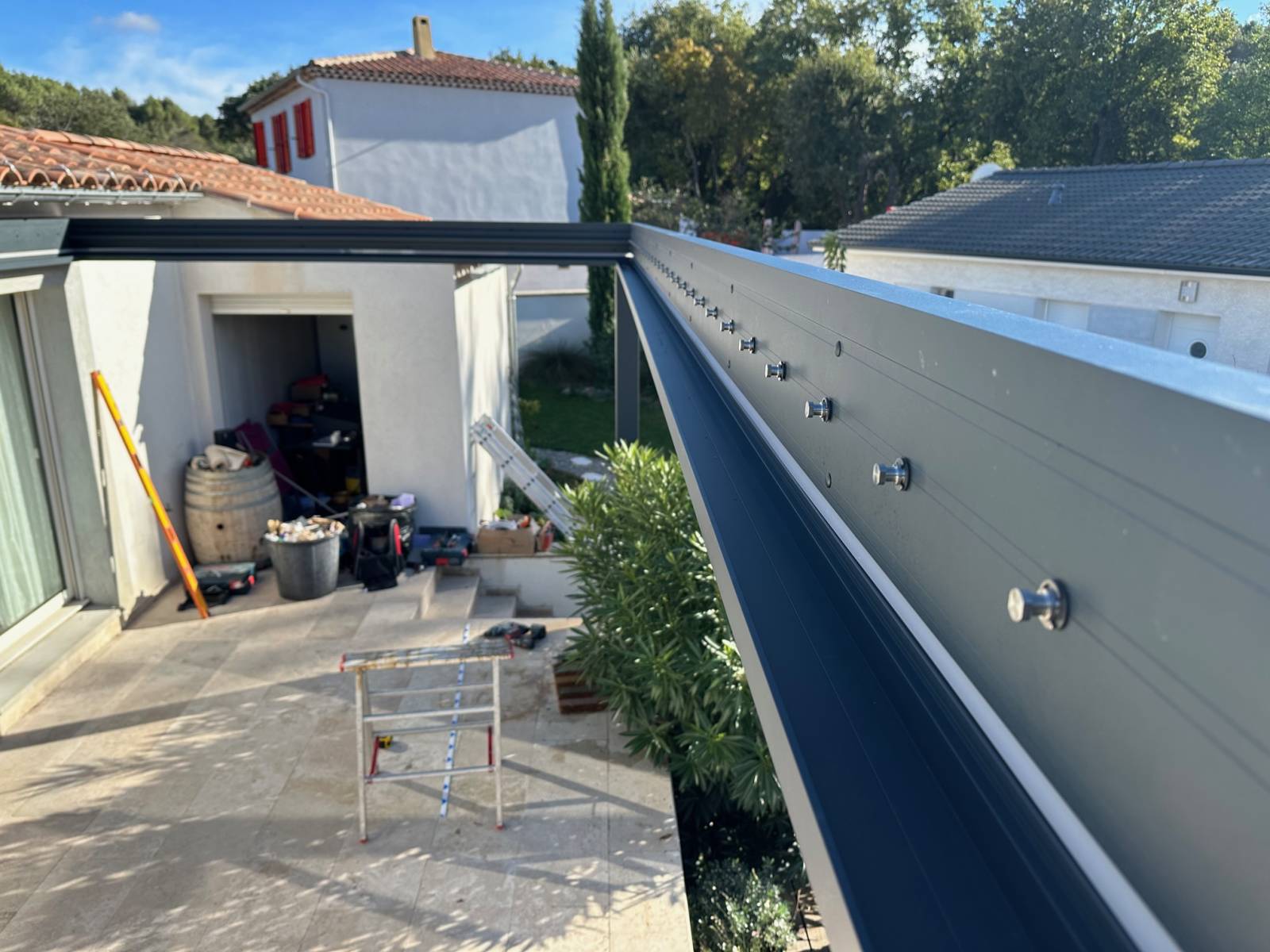 Installation d'une pergola bioclimatique sur mesure à lames blanches avec motorisation Somfy à Sausset les Pins