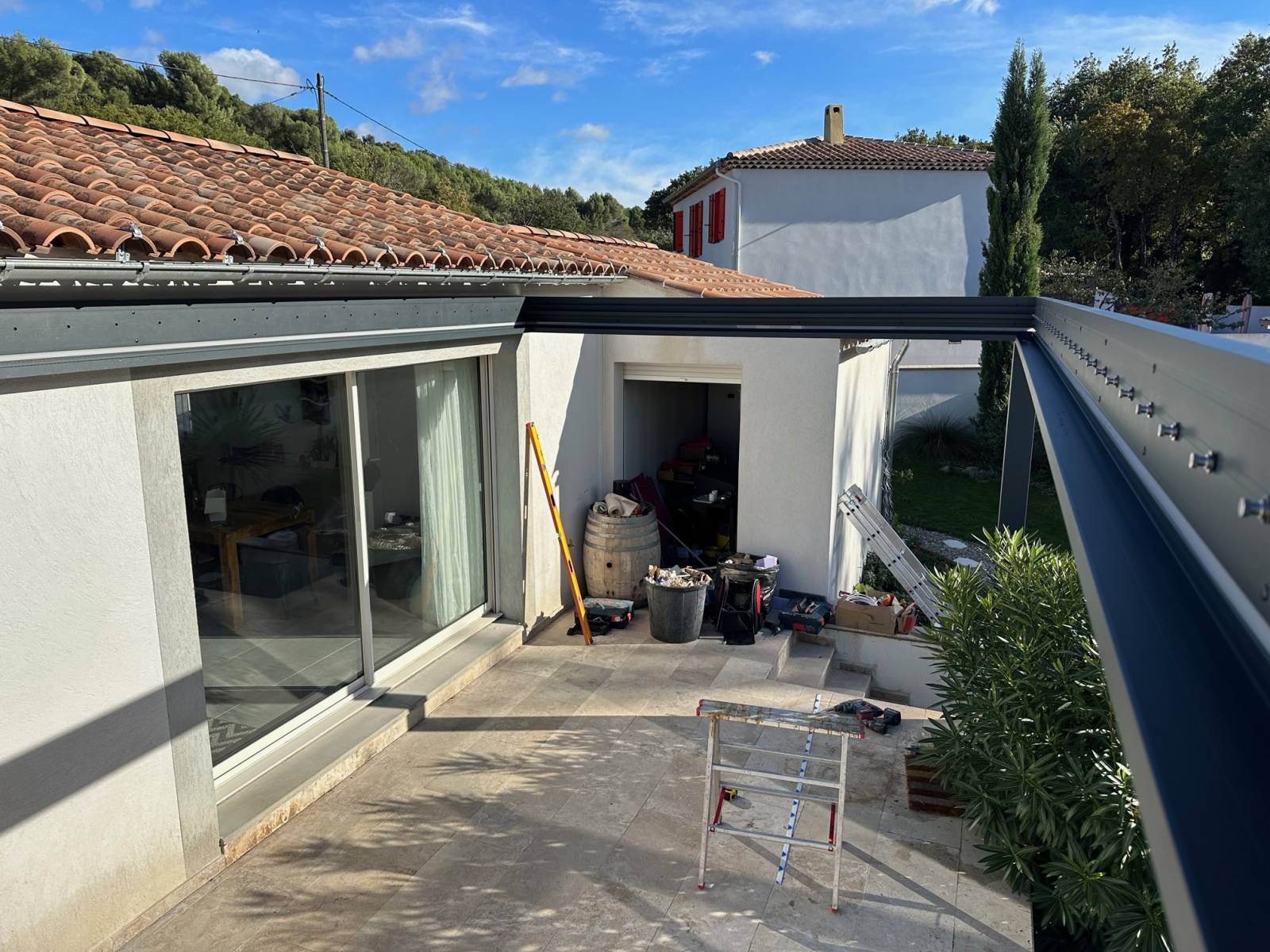 Installation d'une pergola bioclimatique sur mesure à lames blanches avec motorisation Somfy à Sausset les Pins