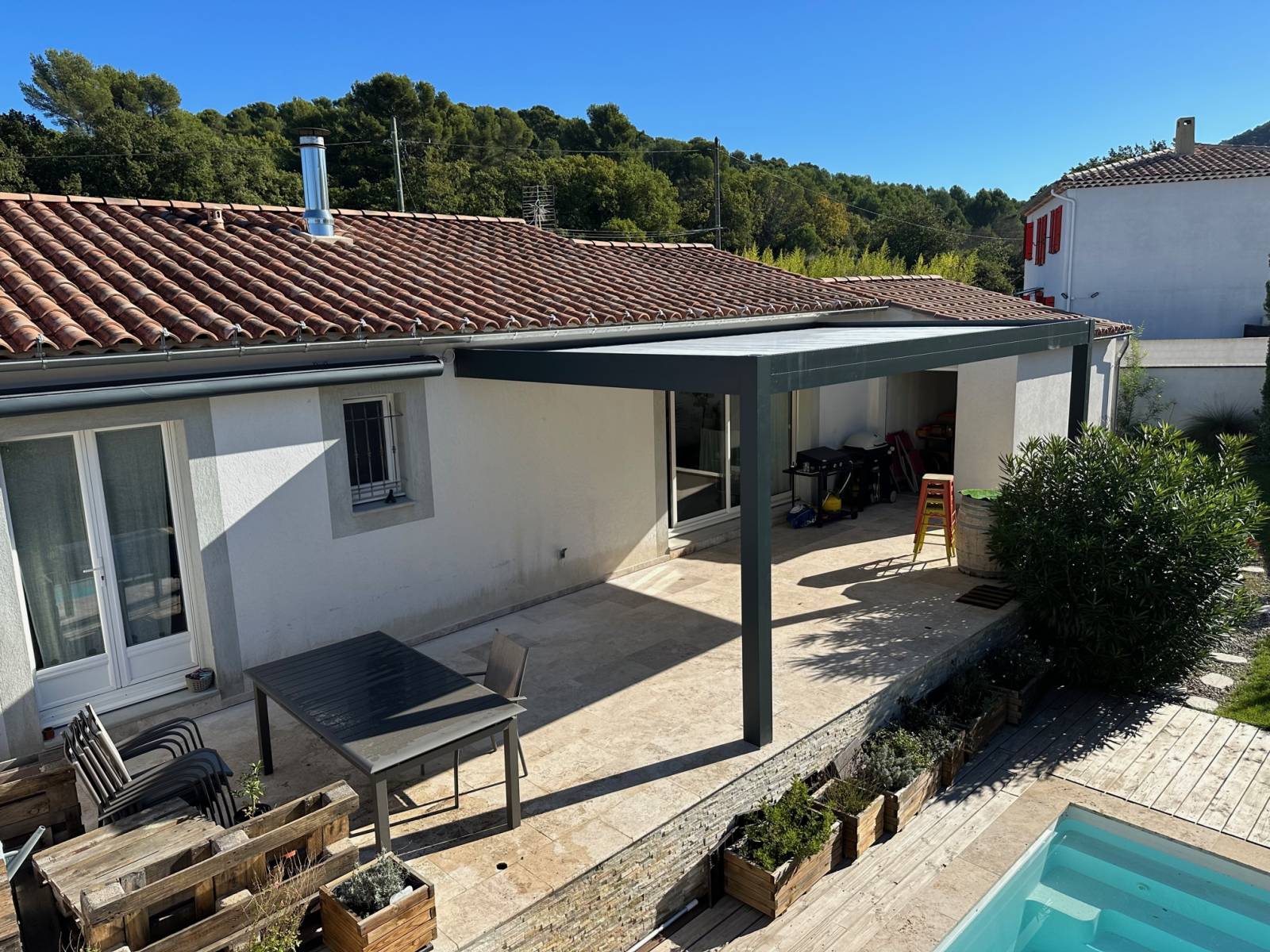 Installation d'une pergola bioclimatique sur mesure à lames blanches avec motorisation Somfy à Sausset les Pins