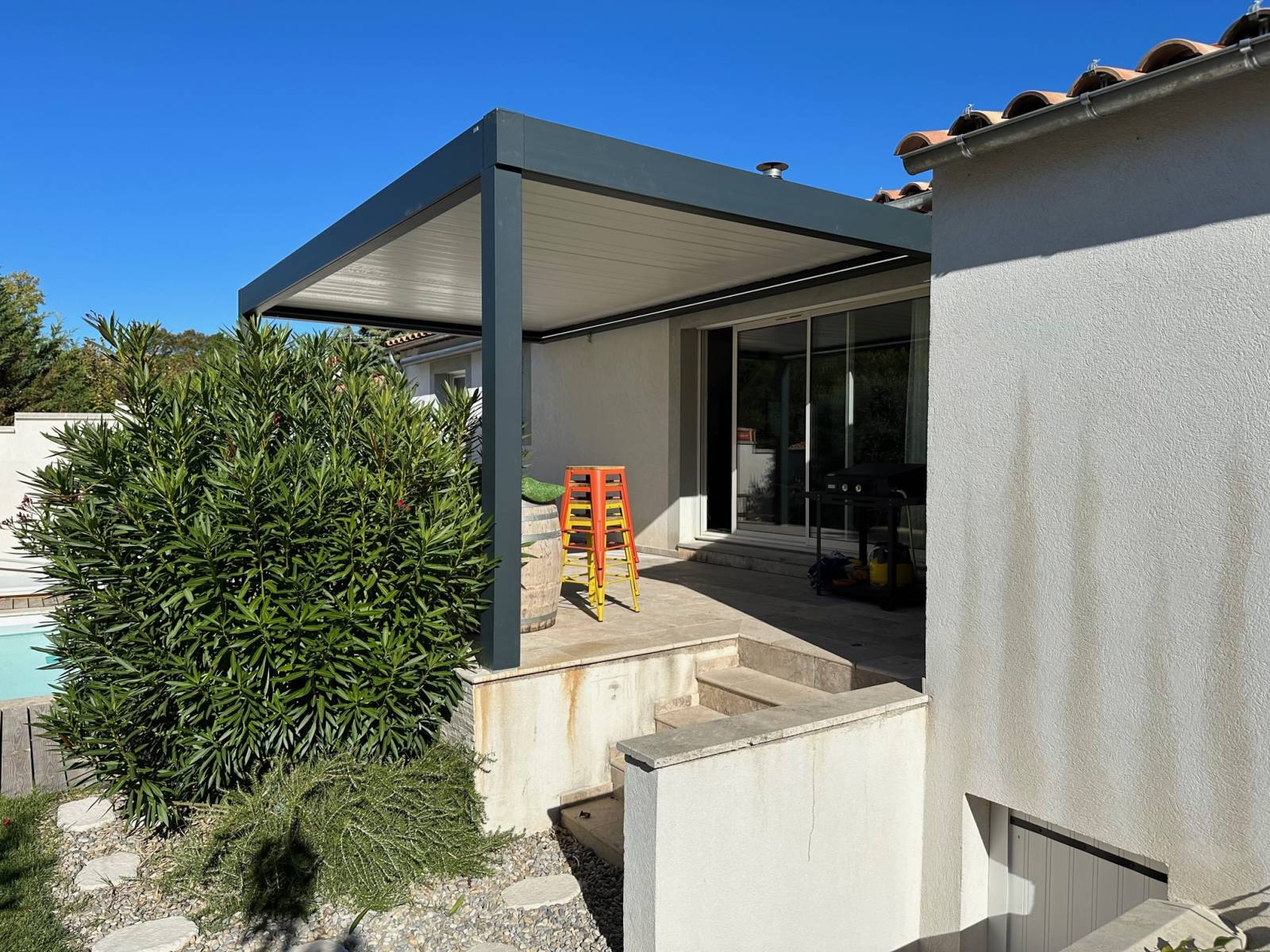 Installation d'une pergola bioclimatique sur mesure à lames blanches avec motorisation Somfy à Sausset les Pins