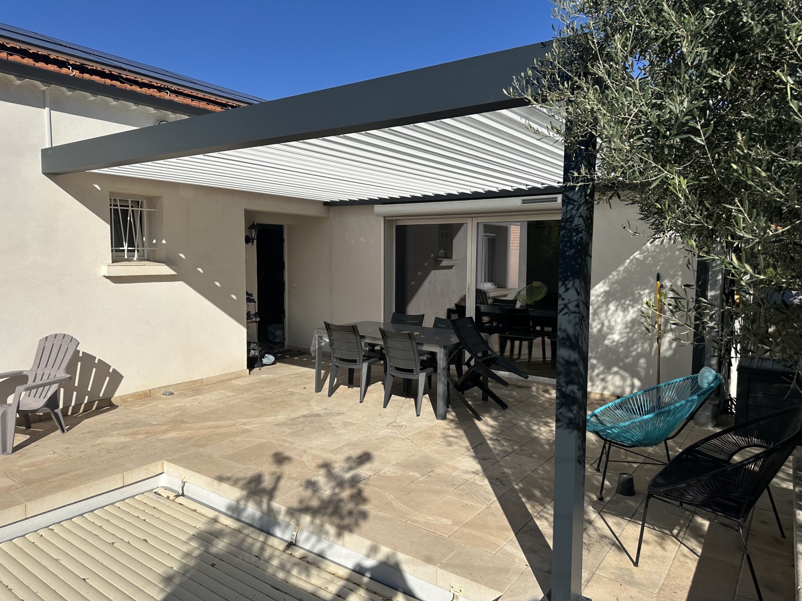 Pose d’une pergola bioclimatique à Martigues 