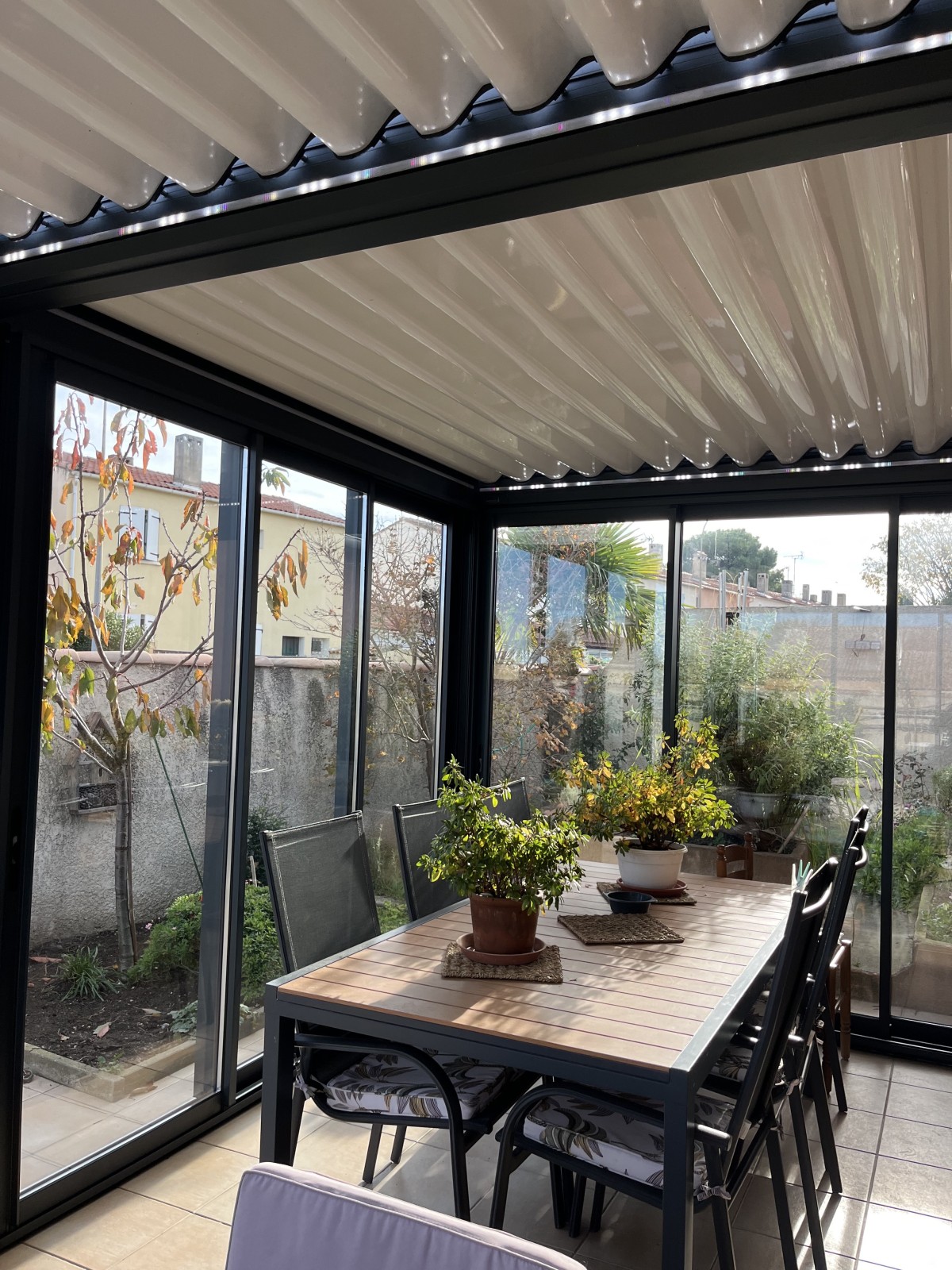 Installation d’une pergola bioclimatique avec fermetures coulissantes en aluminium 3 vantaux à Châteauneuf-les-Martigues