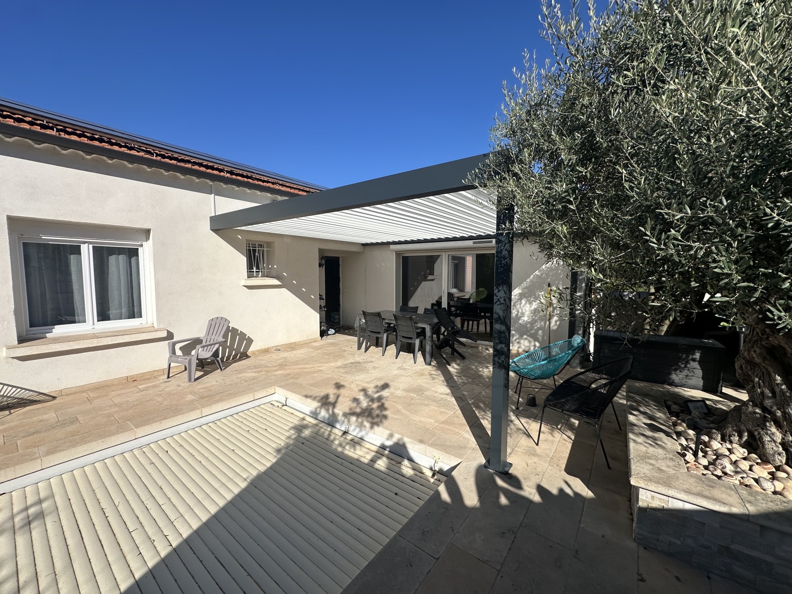 Pose d’une pergola bioclimatique à Martigues 