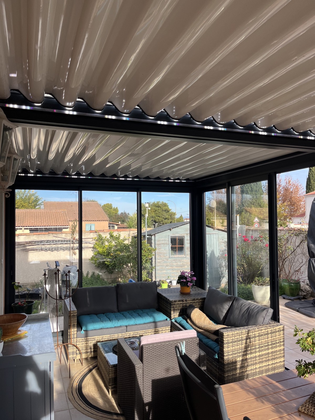 Installation d’une pergola bioclimatique avec fermetures coulissantes en aluminium 3 vantaux à Châteauneuf-les-Martigues