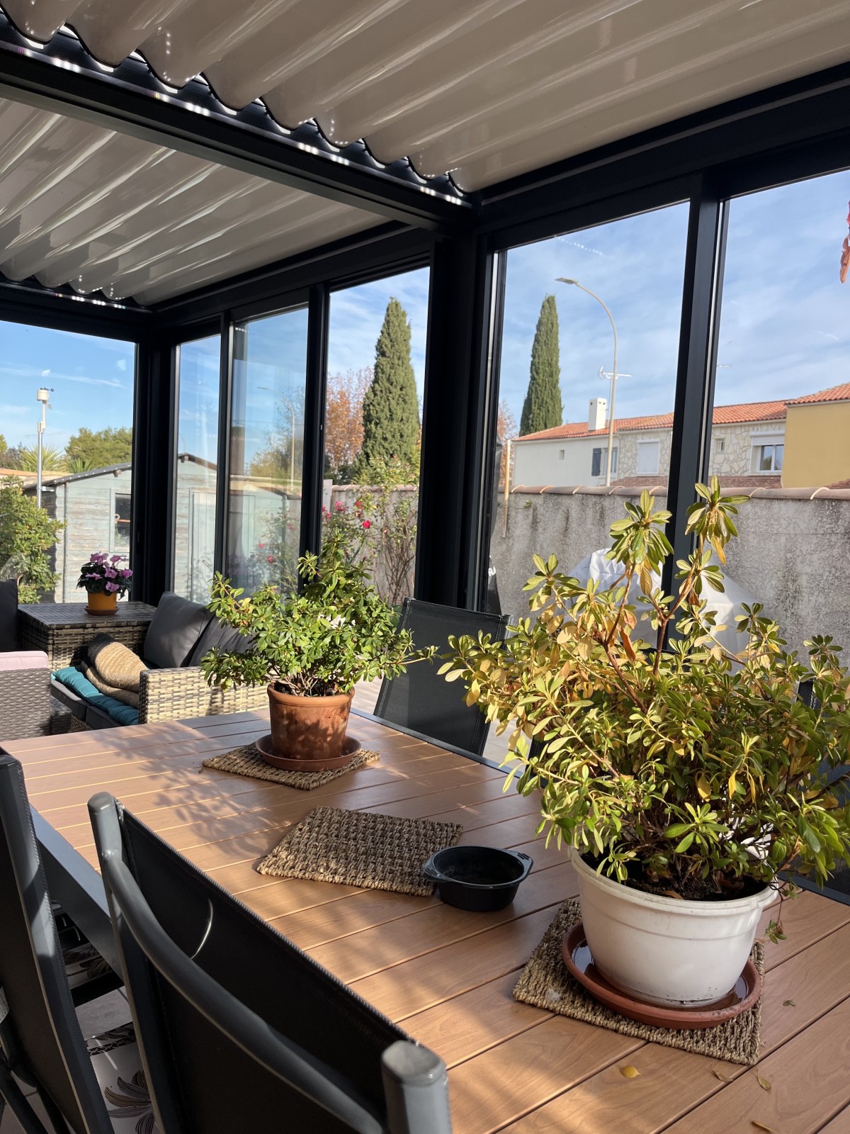 Installation d’une pergola bioclimatique avec fermetures coulissantes en aluminium 3 vantaux à Châteauneuf-les-Martigues