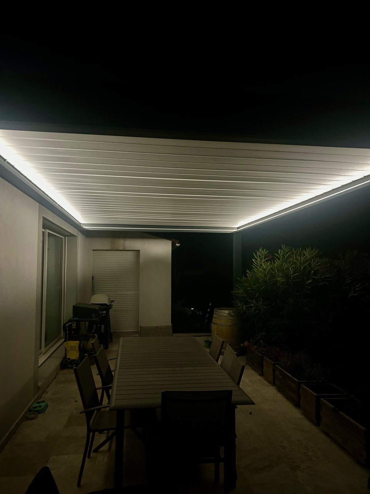 Pergola bioclimatique avec LED intégrés 