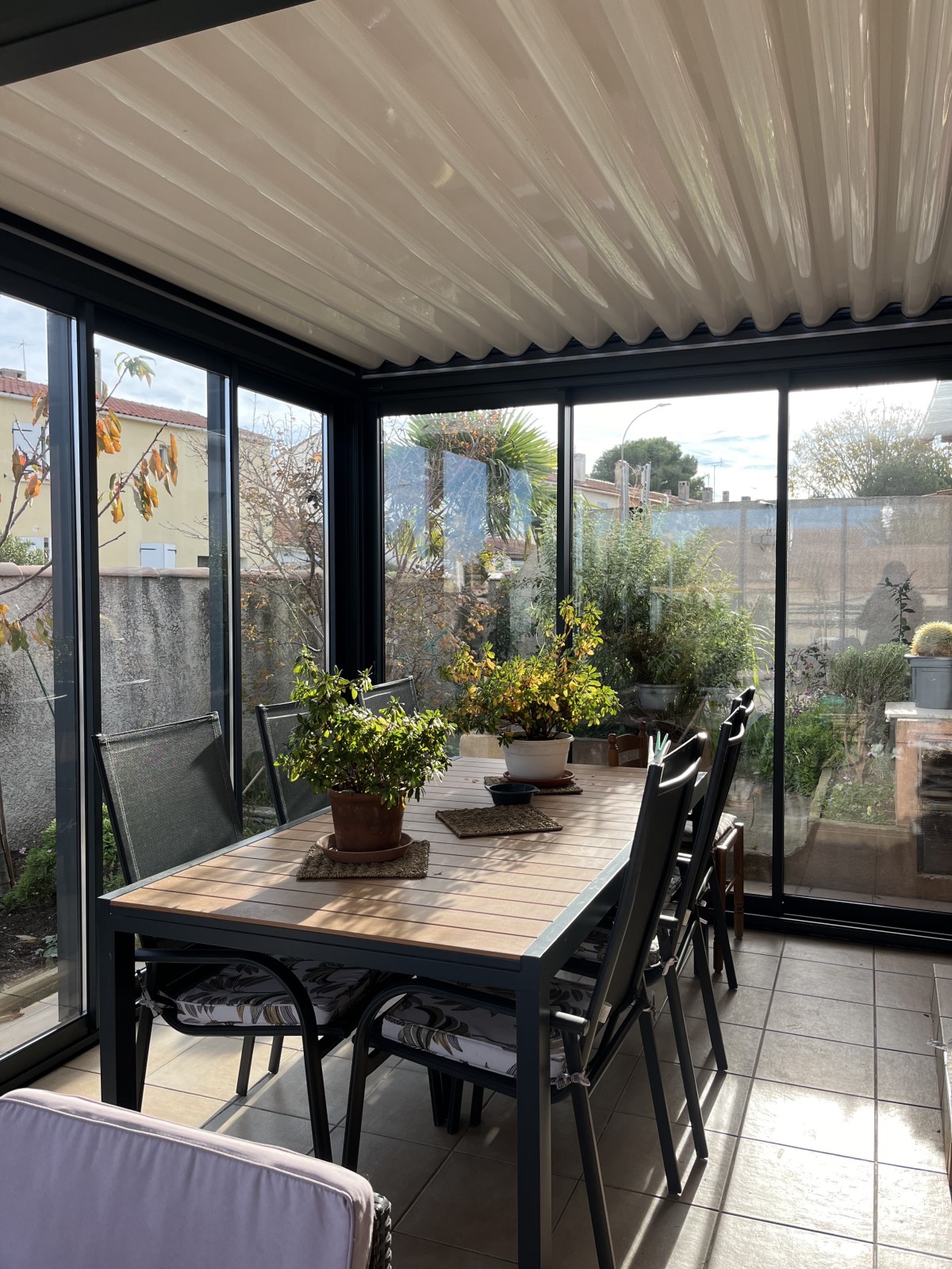 Installation d’une pergola bioclimatique avec fermetures coulissantes en aluminium 3 vantaux à Châteauneuf-les-Martigues