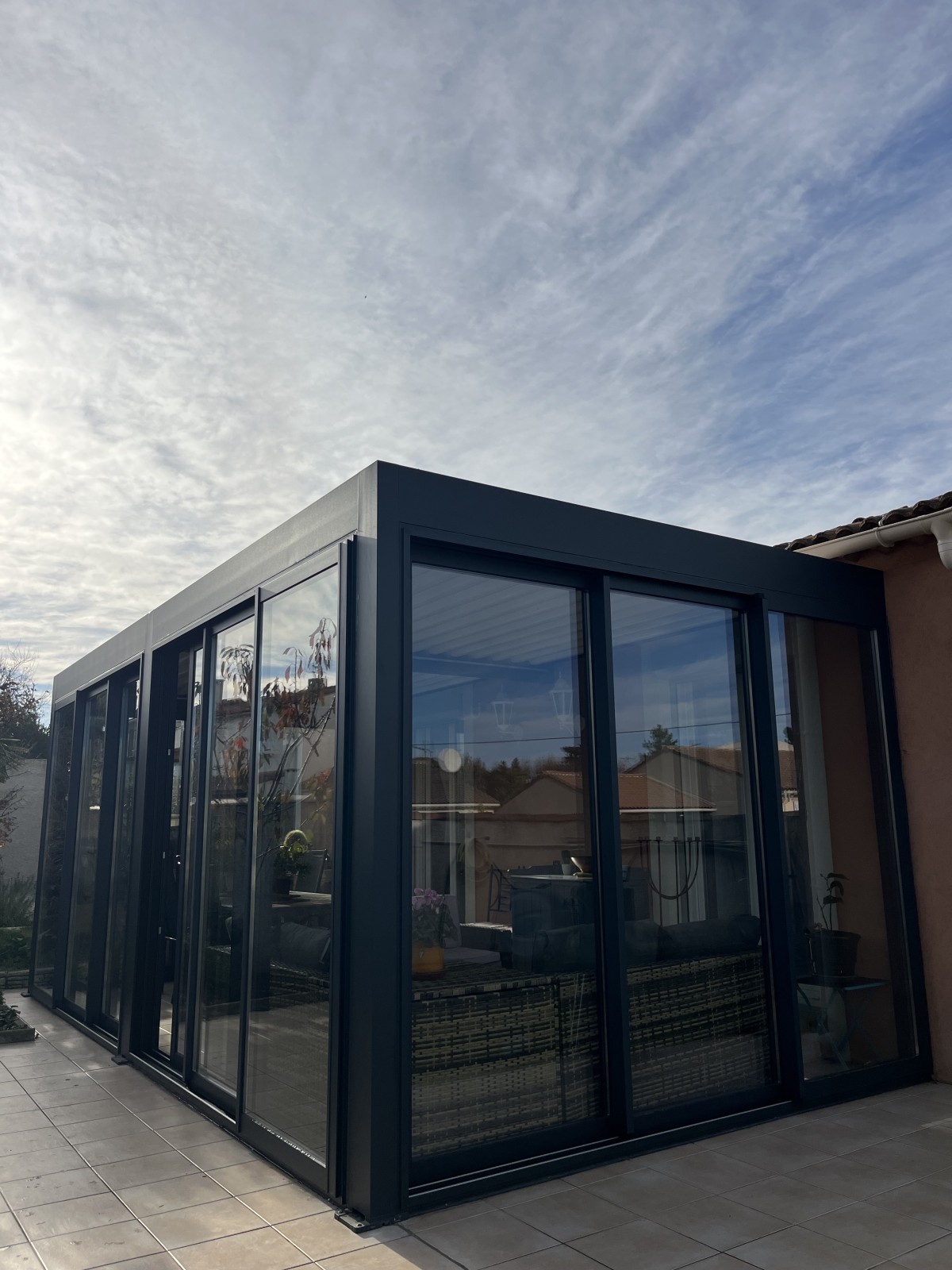 Installation d’une pergola bioclimatique avec fermetures coulissantes en aluminium 3 vantaux à Châteauneuf-les-Martigues
