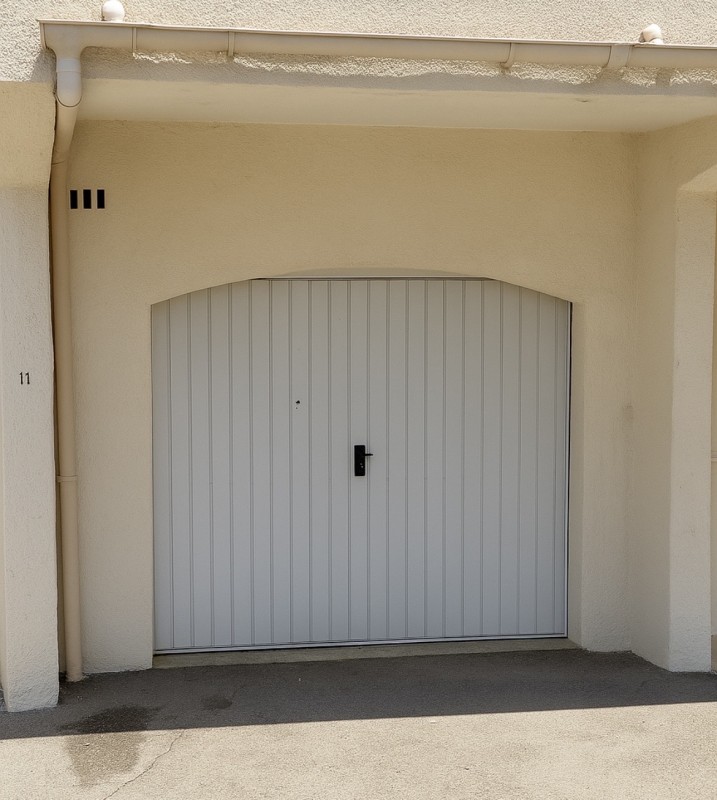 Pose d’une porte de garage enroulable solaire a Istres
 
