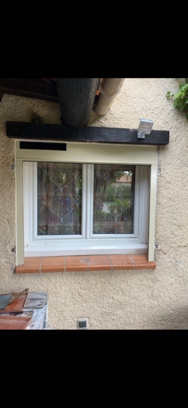 Pose de volets roulants solaires chez un client à la Couronne