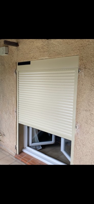 Pose de volets roulants solaires chez un client à la Couronne