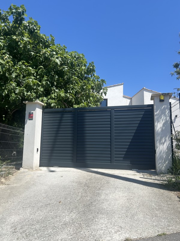 portail coulissant gris anthracite 
