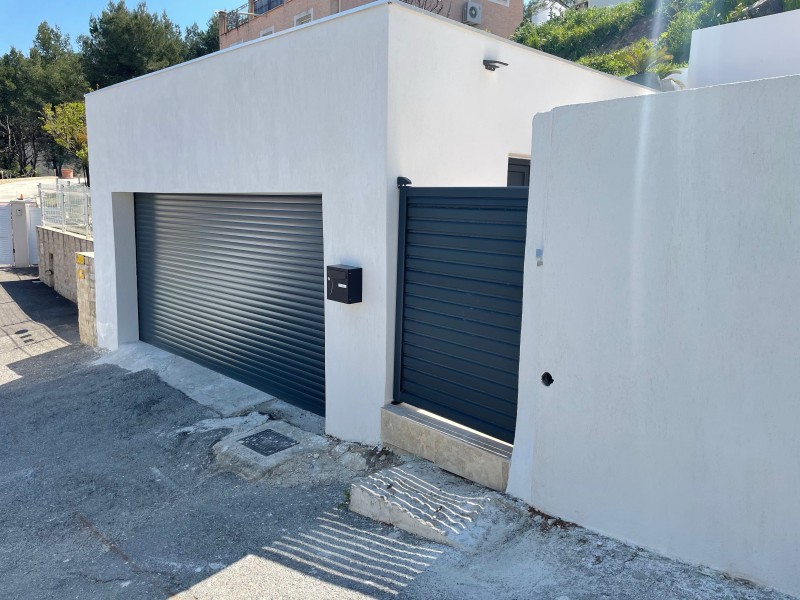 Porte de garage enroulable gris anthracite à Saint-Mitre-les-Remparts