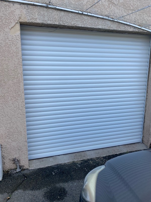 Installation d’une porte de garage enroulable à Istres