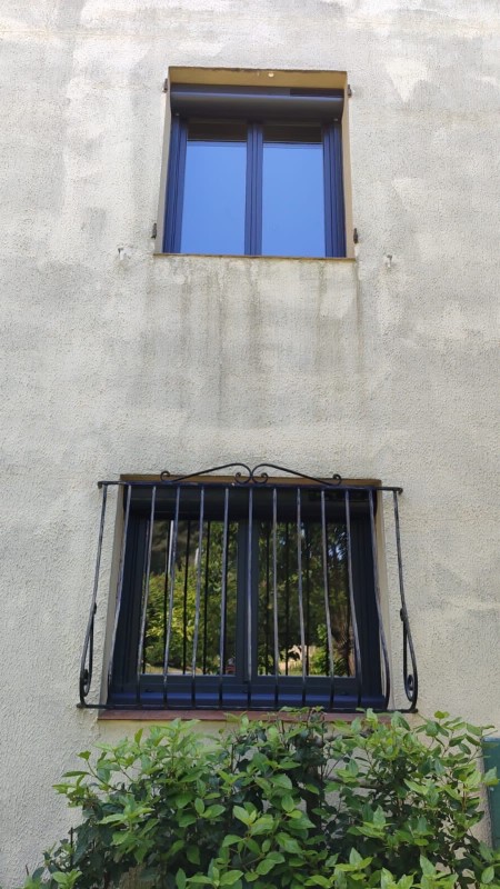 Installation de fenêtres PVC gris anthracite 