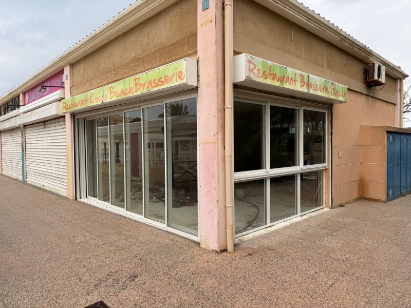 Installation de baies vitrées coulissantes dans un restaurant à la plage de la Couronne 
