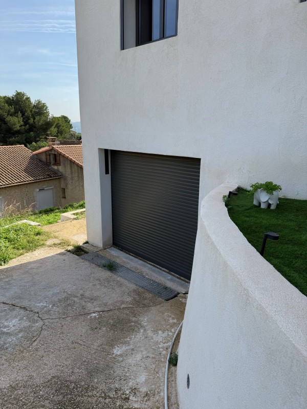 Installation d’une porte de garage enroulable à Martigues