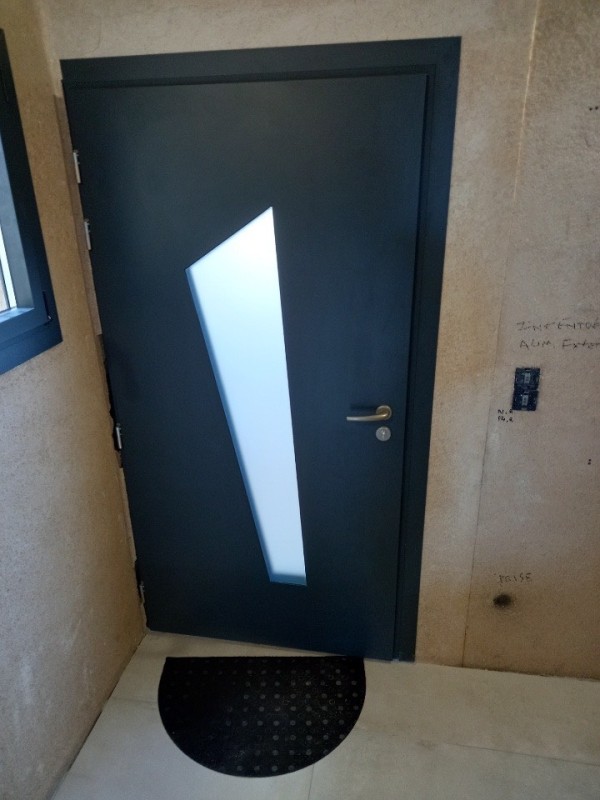 Fourniture et pose d’une porte d’entrée monobloc gris anthracite sur Sausset-les-Pins 