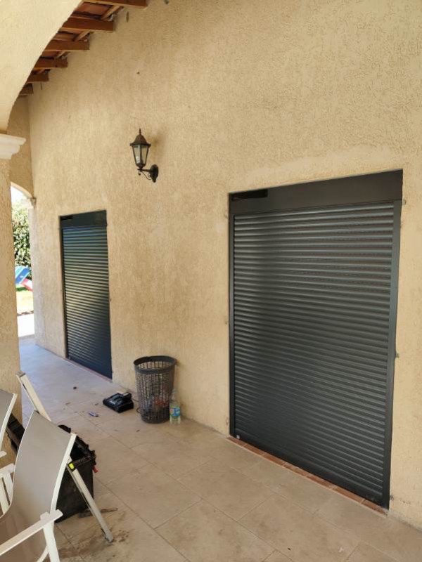 Installation de volets roulants solaires chez un client à Martigues