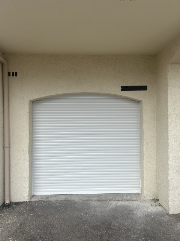 Pose d’une porte de garage enroulable solaire a Istres
 
