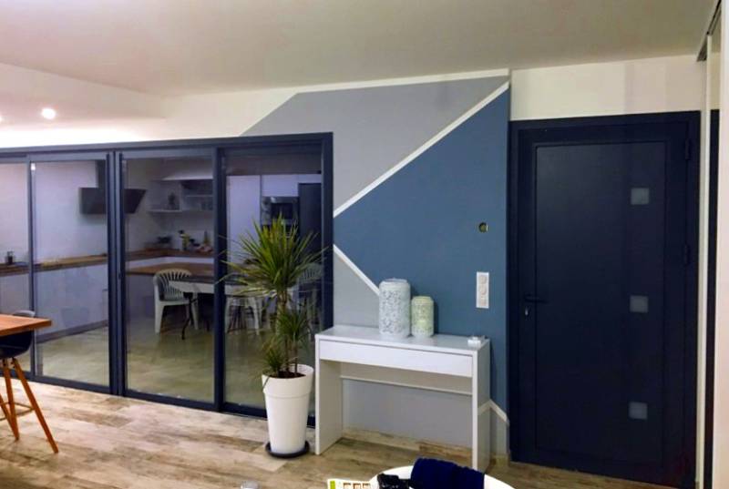 Installation d'une baie vitrée coulissante en aluminium sur mesure dans une maison à Martigues 13