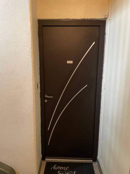 Pose d'une porte d'entrée monobloc dans un immeuble de Martigues près de Marseille