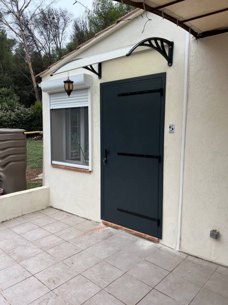 Installation d'un volet battant en aluminium sur mesure pour fermer une porte à Saint Mitre les Remparts