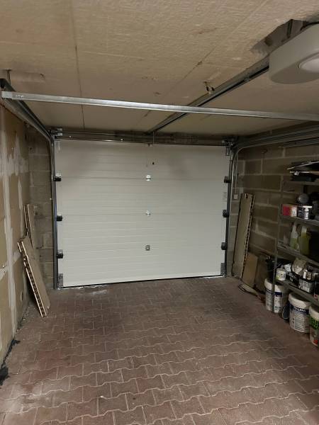 Installation d'une porte de garage sectionnelle avec moteur Somfy dans une villa à Martigues