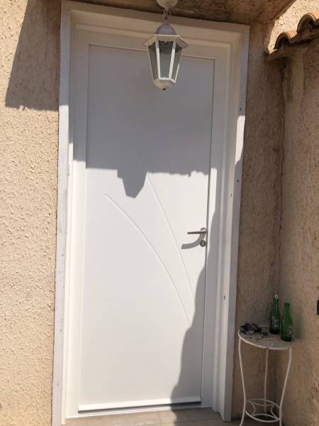 Installation d'une porte d'entrée monobloc sur mesure de couleur blanche pour un client d'Istres dans le 13