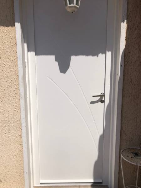 Installation d'une porte d'entrée monobloc sur mesure de couleur blanche pour un client d'Istres dans le 13