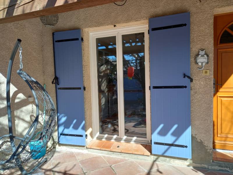 Fabrication et pose de volets battants en alu isolés couleur lavande à Martigues Bouches du Rhône