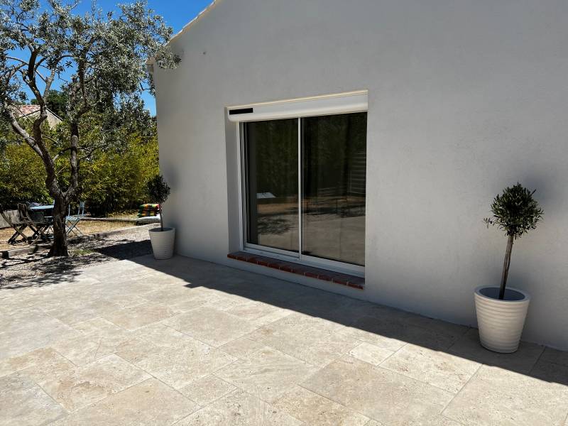 Fourniture et pose de volet roulant blanc solaire SOMFY en rénovation à Saint Mitre Les Remparts